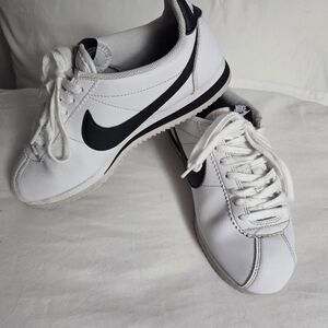 Nike Men's White and Black Low-Top Sneakers